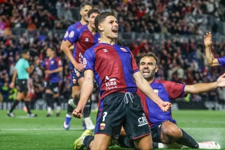 El Eldense celebró su ascenso por todo lo alto. Foto: José Antonio Sanzmarca