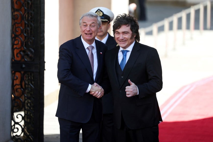 Chile's President Jose Antonio Kast shakes hands with Argentina's President Javier Milei before their meeting at La Moneda Palace in Santiago, Chile, September 3, 2026. REUTERS/Pablo Sanhueza