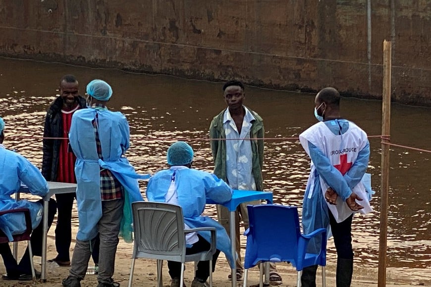 FILE PHOTO: Passengers who disembarked from a boat intercepted by health authorities wait to be tested following the death of a passenger suspected of having Ebola, in Kinshasa, Democratic Republic of the Congo, August 6, 2026. Authorities said the passenger had disembarked earlier in the city. REUTERS/Benoit Nyemba/File Photo