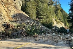 Piedras y tierra quedaron sobre la calzada en el sector.