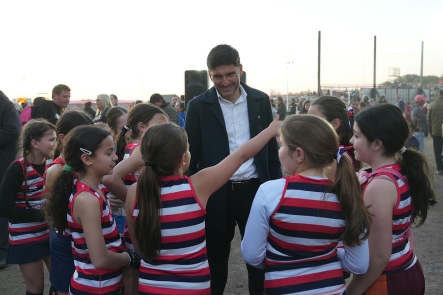Maximiliano Pullaro inauguró este martes las obras realizadas en las dos canchas de la Asociación Santafesina de Hockey.