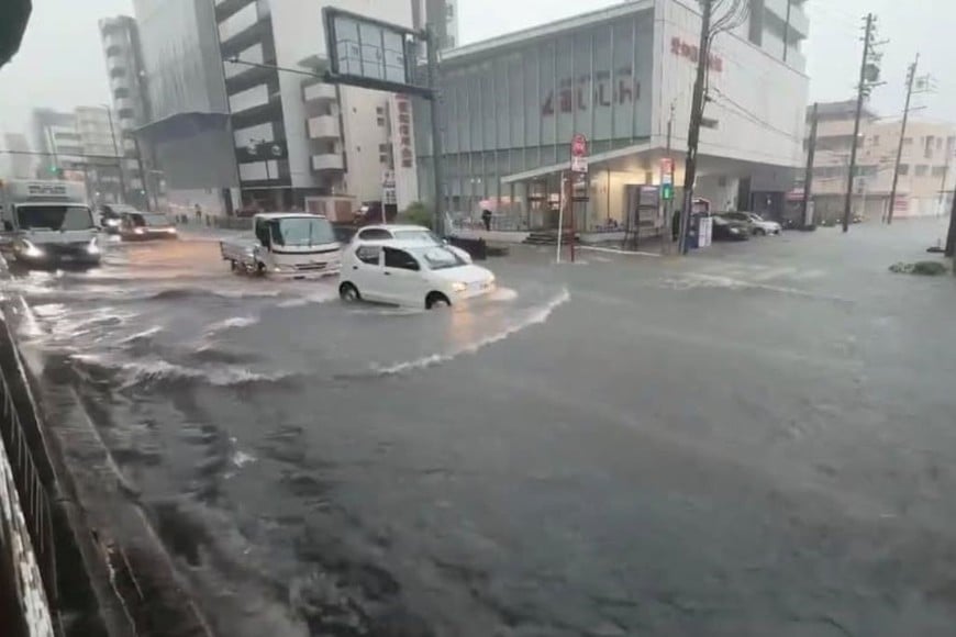 La intensidad de las precipitaciones desatada en Nagoya marcó un hito meteorológico alarmante al alcanzar los 104,5 milímetros acumulados en el periodo de una hora, hasta las 16:53