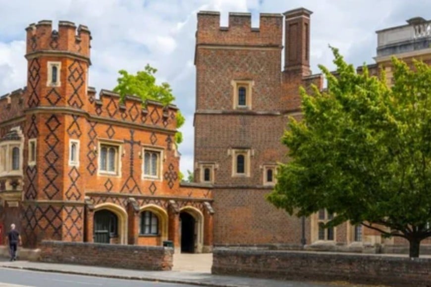 El Palacio de Kensington ha dado a conocer las primeras imágenes del príncipe George con su uniforme escolar.
