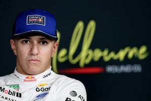 Isack Hadjar continúa recuperándose de la fractura en su muñeca y se perderá su tercer Gran Premio consecutivo con Red Bull. Créditos: REUTERS/Mark Peterson