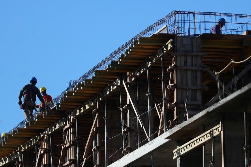 Workers are seen at a construction site in Buenos Aires, Argentina September 4, 2018. Picture taken September 4, 2018. REUTERS/Marcos Brindicci ciudad de buenos aires obras en construccion en la ciudad de buenos aires industria de la construccion