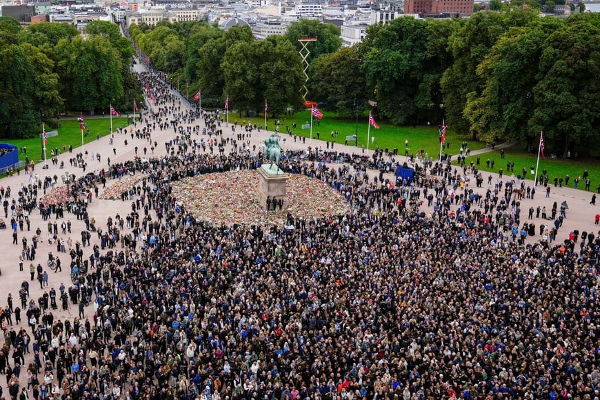 People flock to see the royal family on the Palace Balcony after King Harald V's funeral in Oslo, Norway, September 9, 2026. NTB/Haakon Mosvold Larsen via REUTERS   ATTENTION EDITORS - THIS IMAGE WAS PROVIDED BY A THIRD PARTY. NORWAY OUT. NO COMMERCIAL OR EDITORIAL SALES IN NORWAY.