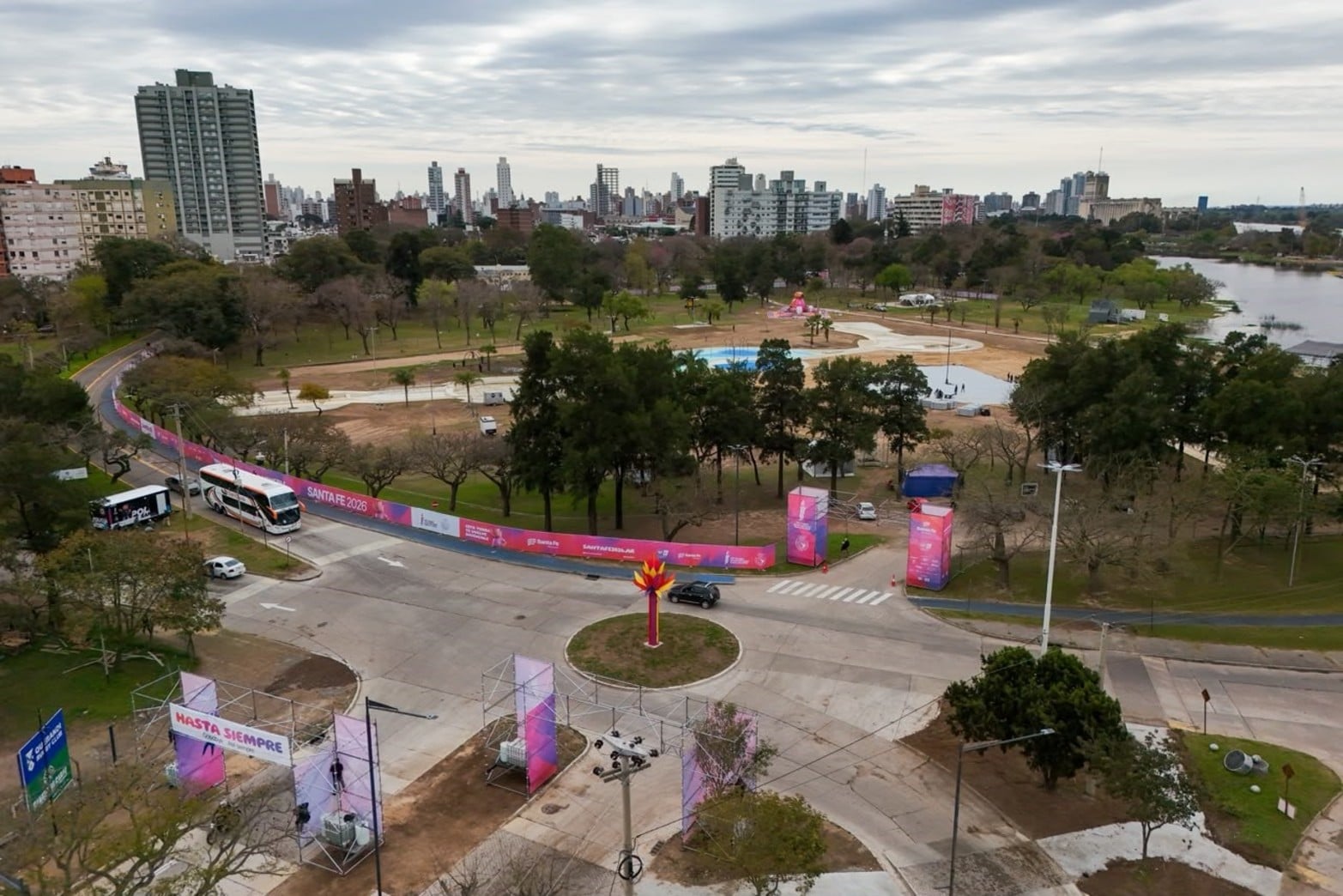 Juegos Suramericanos 2026: la nueva pista de atletismo, el Invencible Santa Fe, las canchas de hockey y la Capiplaza.
