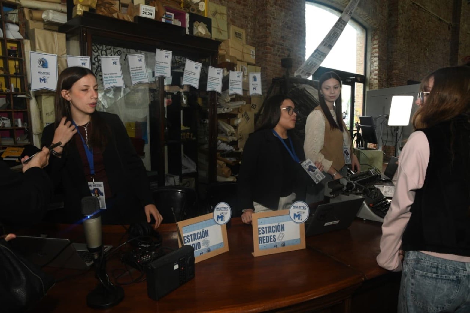 Feria Provincial de Proyectos de la Red de Comunidades de Aprendizajes este miércoles en La Redonda de la ciudad de Santa Fe.