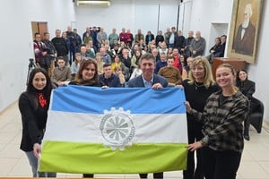 Las Colonias presentó oficialmente la bandera que representará a sus 37 comunidades.