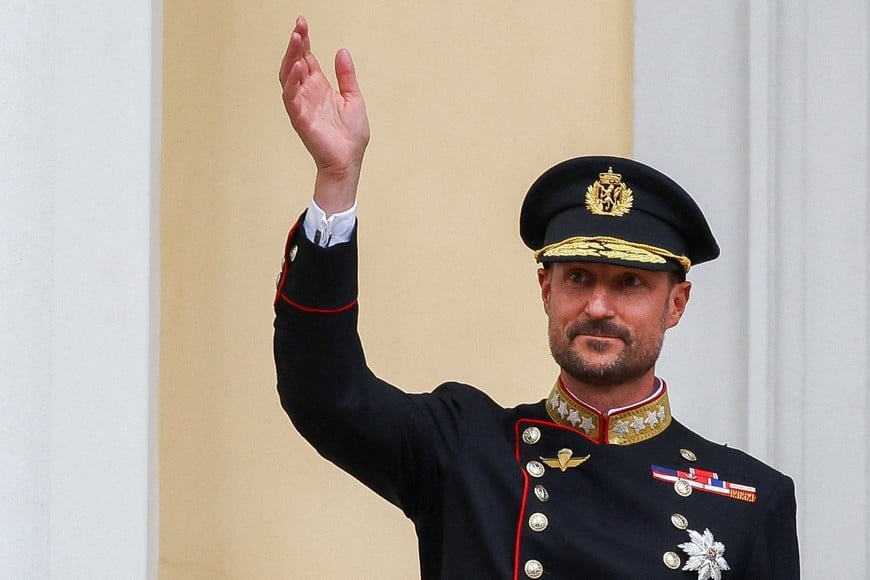 King Haakon waves to the crowd from the balcony of the royal palace, on the day of the funeral of Norway's King Harald, in Oslo, Norway, September 9, 2026. REUTERS/Claudia Greco