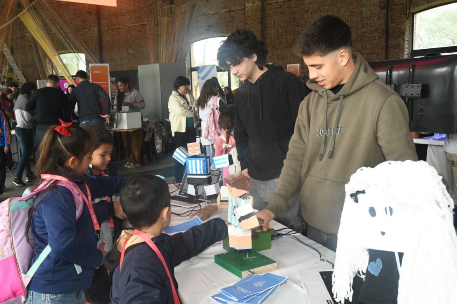 Feria Provincial de Proyectos de la Red de Comunidades de Aprendizajes este miércoles en La Redonda de la ciudad de Santa Fe.