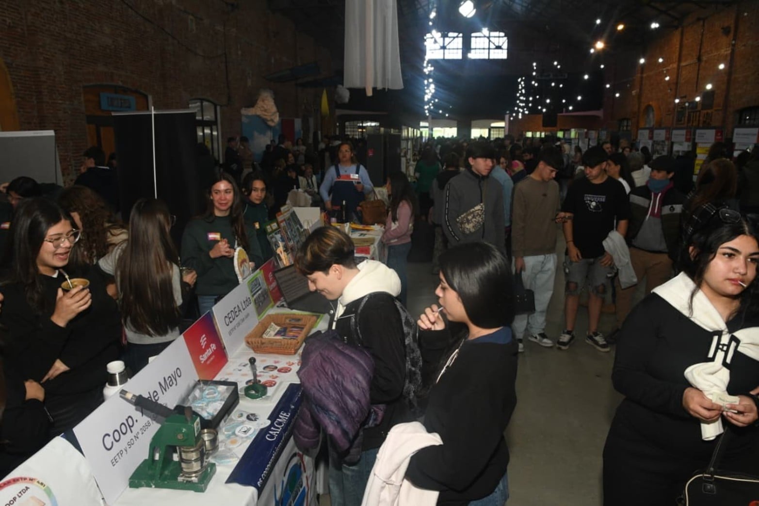 Feria Provincial de Proyectos de la Red de Comunidades de Aprendizajes este miércoles en La Redonda de la ciudad de Santa Fe.