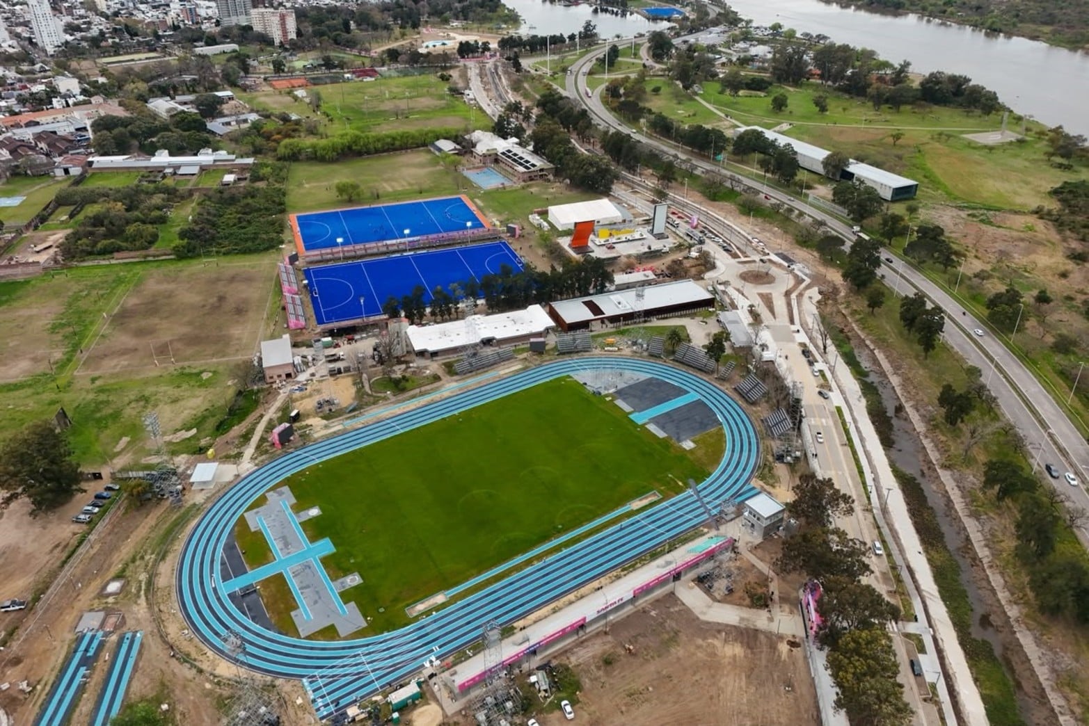 Juegos Suramericanos 2026: la nueva pista de atletismo, el Invencible Santa Fe, las canchas de hockey y la Capiplaza.