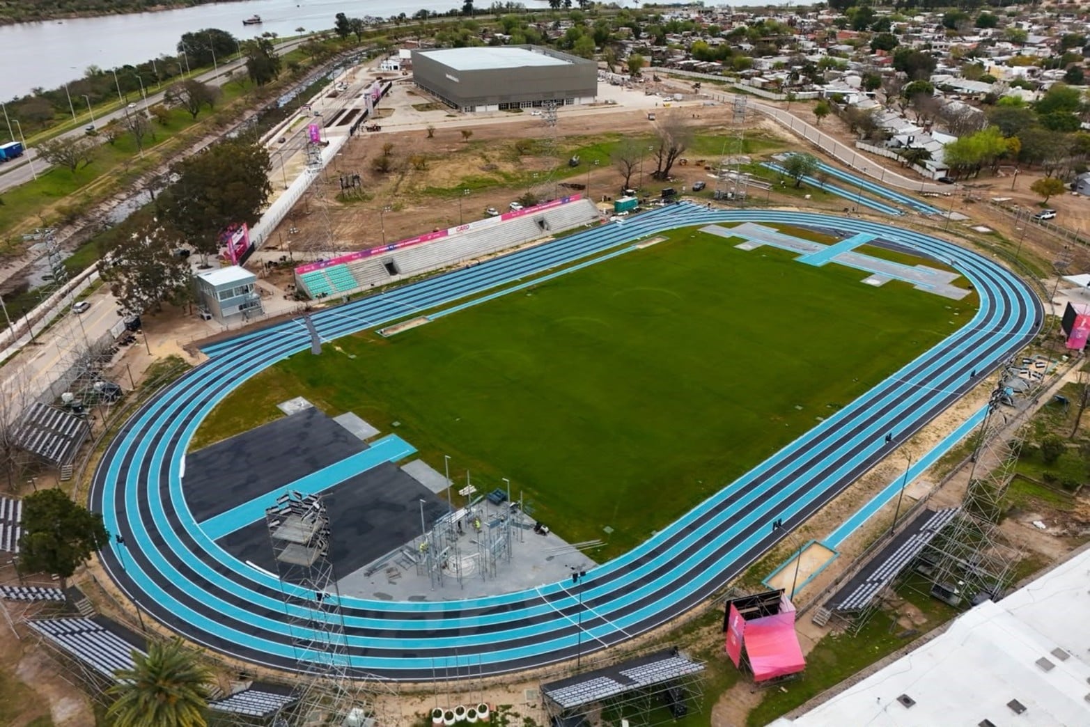 Juegos Suramericanos 2026: la nueva pista de atletismo, el Invencible Santa Fe, las canchas de hockey y la Capiplaza.