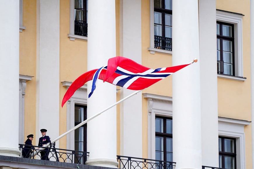 The flag is raised to the top as the royal family drives from Akershus Fortress to the Palace after King Harald V's bier was lowered into the crypt in the Palace Church, in Oslo, Norway, September 9, 2026. NTB/Haakon Mosvold Larsen via REUTERS   ATTENTION EDITORS - THIS IMAGE WAS PROVIDED BY A THIRD PARTY. NORWAY OUT. NO COMMERCIAL OR EDITORIAL SALES IN NORWAY.