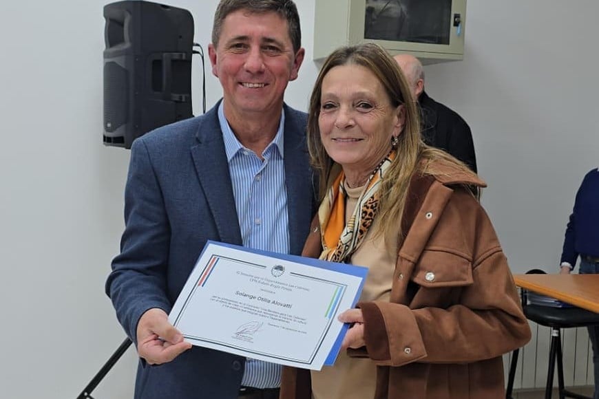 Las Colonias presentó oficialmente la bandera que representará a sus 37 comunidades y realizó su primer izamiento durante un emotivo acto desarrollado en la sede del Centro Industria, Comercio y Afincados de Esperanza (CICAE).