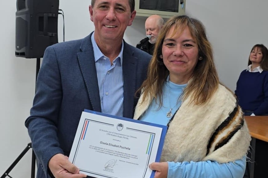 Las Colonias presentó oficialmente la bandera que representará a sus 37 comunidades y realizó su primer izamiento durante un emotivo acto desarrollado en la sede del Centro Industria, Comercio y Afincados de Esperanza (CICAE).