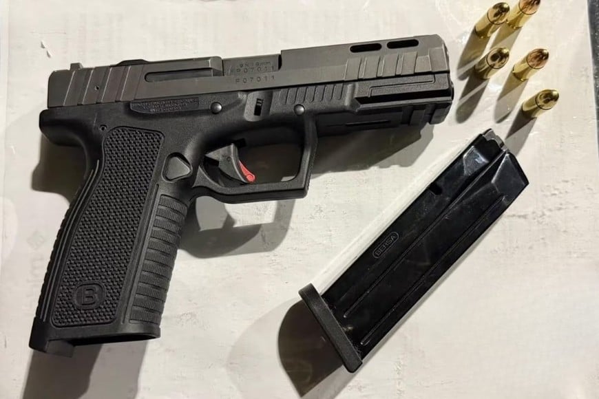 La Policía secuestró una pistola Bersa calibre 9 milímetros durante la requisa.