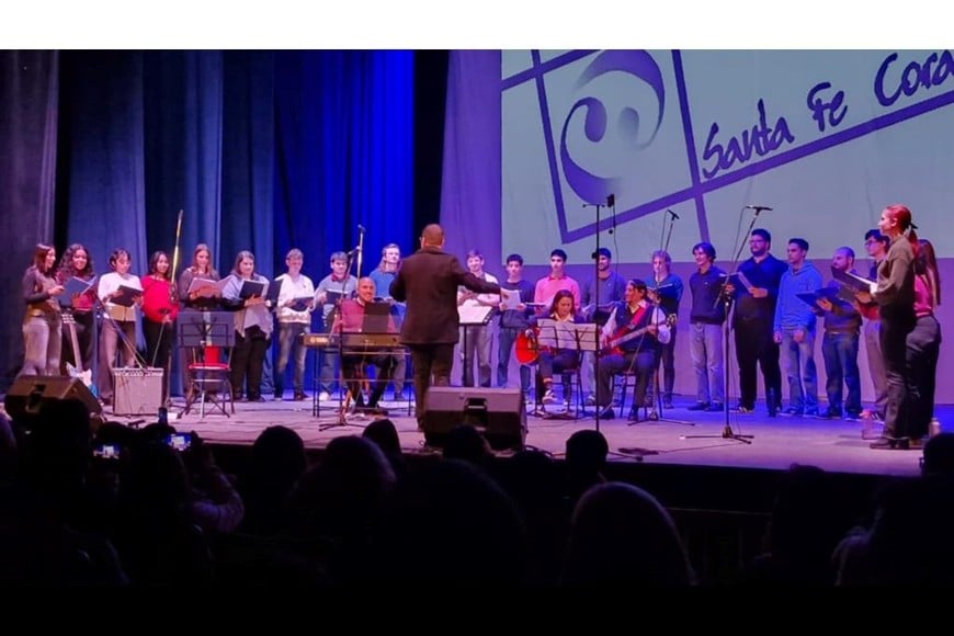 Coro y Banda de la UTN Santa Fe, dirigida por Matías Amicuzi.