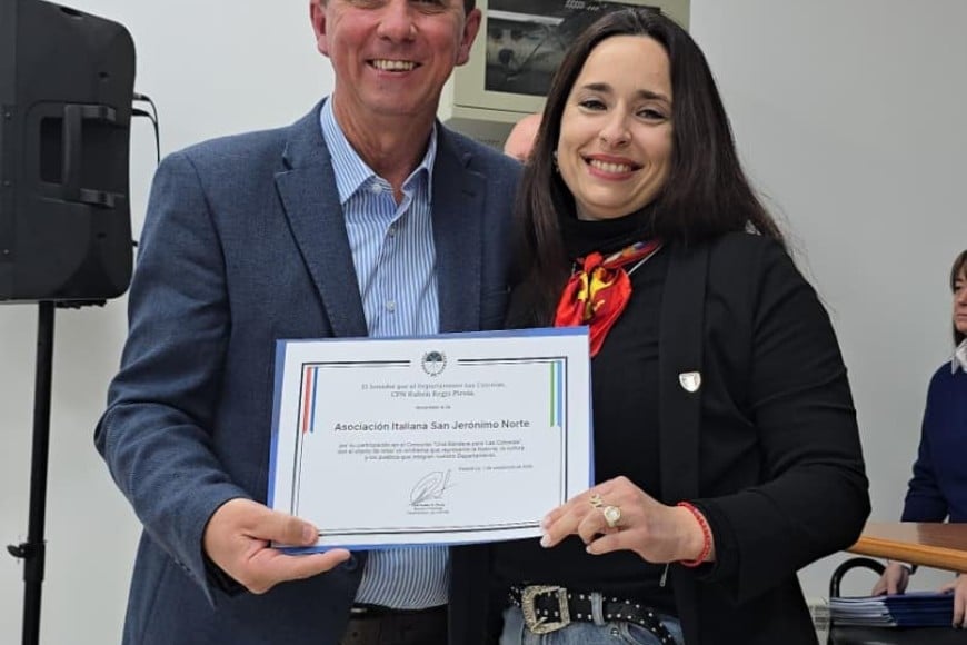 Las Colonias presentó oficialmente la bandera que representará a sus 37 comunidades y realizó su primer izamiento durante un emotivo acto desarrollado en la sede del Centro Industria, Comercio y Afincados de Esperanza (CICAE).