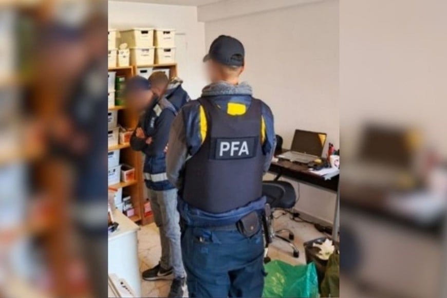 Los investigadores incautaron artículos electrónicos que serán peritados. Foto: PFA