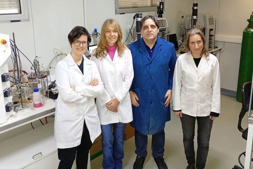 Gabriel Briones, líder del grupo, y Mara Roset, codirectora del proyecto, junto con las primeras autoras del trabajo, Idalia Pérez Leyva (izq.) y Laura Basile (der.), en el laboratorio de producción de proteínas recombinantes. Conicet.