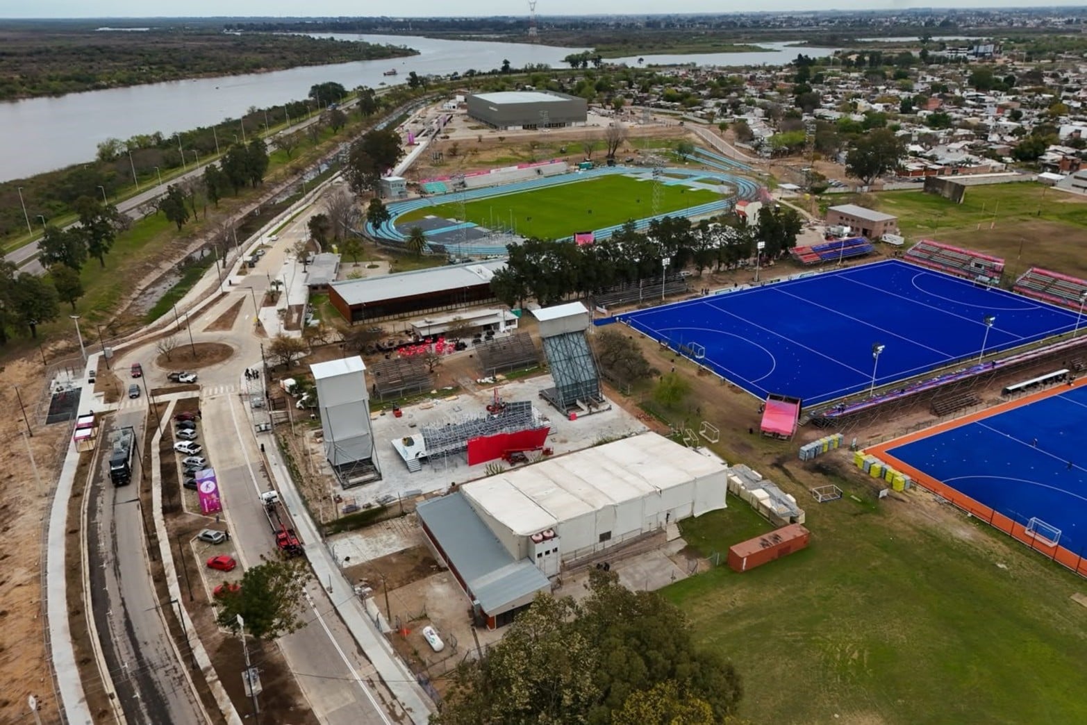 Juegos Suramericanos 2026: la nueva pista de atletismo, el Invencible Santa Fe, las canchas de hockey y la Capiplaza.