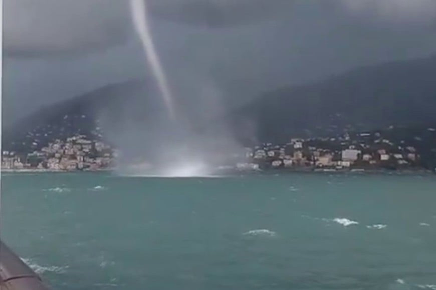 Se elevó desde el mar y pudo observarse claramente desde la costa.