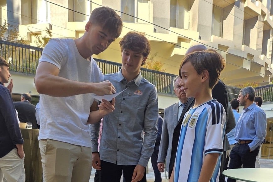 Al finalizar la presentación, los fanáticos argentinos presentes en Madrid se acercaron a saludar y fotografiar a Varrone y Colnaghi.