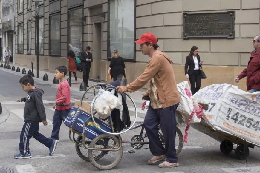 Algo fundamental: la sociedad argentina, en su conjunto, debería replantearse cómo ayudar a construir un país más justo desde la solidaridad. De todas formas, es imposible si existen corrupción, desigualdad e instituciones que no funcionan.