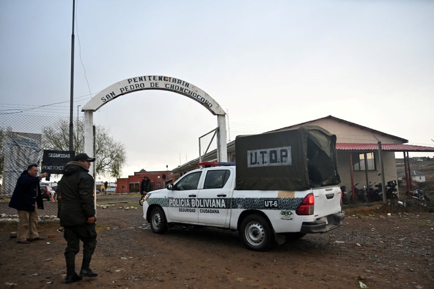 A Bolivian police vehicle, part of a convoy transporting Argentine political consultant Fernando Cerimedo, enters Chonchocoro maximum-security prison, where Cerimedo will be held in preventive detention for 180 days over an illicit enrichment case, in Viacha, Bolivia, September 8, 2026. REUTERS/Claudia Morales