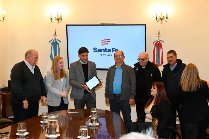 El gobernador encabezó el acto junto a funcionarios del gobierno. Foto: Flavio Raina.