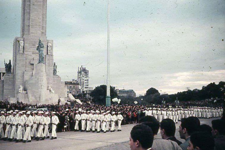 AR-ISHIR-FHH-IMNB-019 monumento ala bandera inauguracion ineditas