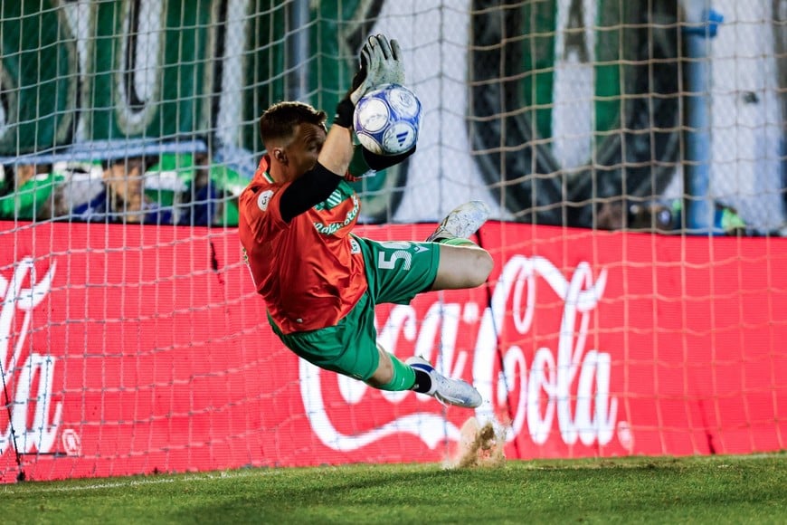 Banfield eliminó a Riestra por penales y se metió entre los cuatro mejores