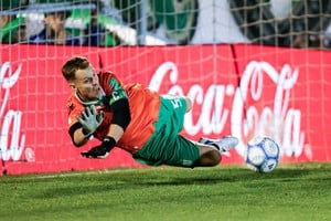 Banfield eliminó a Riestra por penales y se metió entre los cuatro mejores