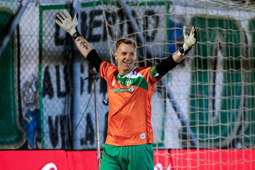 Banfield eliminó a Riestra por penales y se metió entre los cuatro mejores