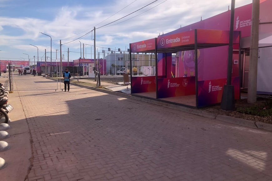 La puerta de acceso, este jueves a primera hora de la mañana, cuando arribaban delegaciones.

El litoral.