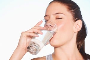 La sed excesiva puede estar relacionada con diferentes situaciones