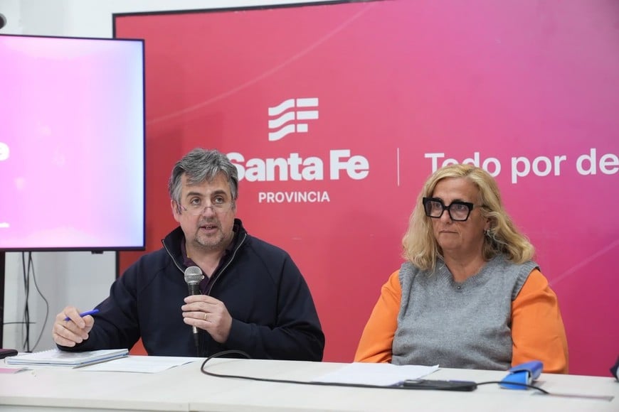 La propuesta fue presentada por el ministro de Justicia y Seguridad, Pablo Cococcioni; la secretaria de Mujeres, Género y Diversidad, Andrea Travaini, y la subsecretaria Legal y Técnica del Ministerio de Justicia y Seguridad, Blanca Diakaki. Crédito: Gobierno de Santa Fe