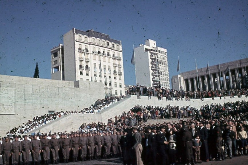 AR-ISHIR-FHH-IMNB-010 monumento ala bandera inauguracion ineditas