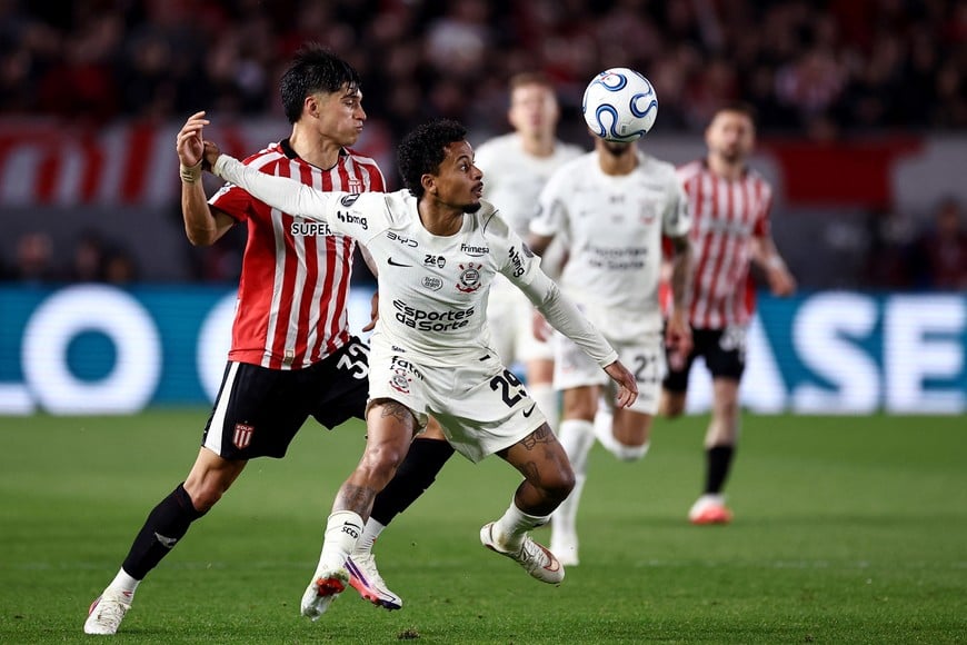 Soccer Football - Copa Libertadores - Quarter Final - First Leg - Estudiantes de La Plata v Corinthians - Estadio Jorge Luis Hirschi, La Plata, Argentina - September 9, 2026
Estudiantes de La Plata's Joaquin Correa in action with Corinthians' Allan REUTERS/Agustin Marcarian