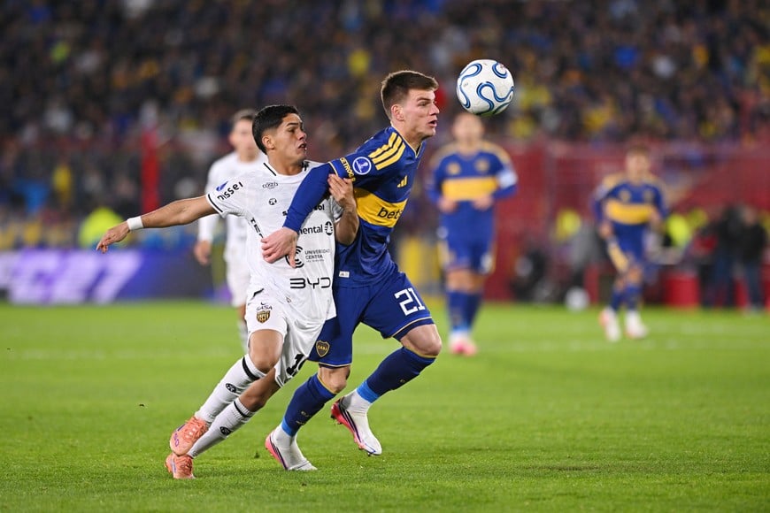 Soccer Football - Copa Sudamericana - Round of 16 - First Leg - Boca Juniors v Recoleta - Estadio Tomas Adolfo Duco, Buenos Aires, Argentina - August 11, 2026
Boca Juniors' Kevin Zenon in action with Recoleta's Hector Lopez REUTERS/Rodrigo Valle