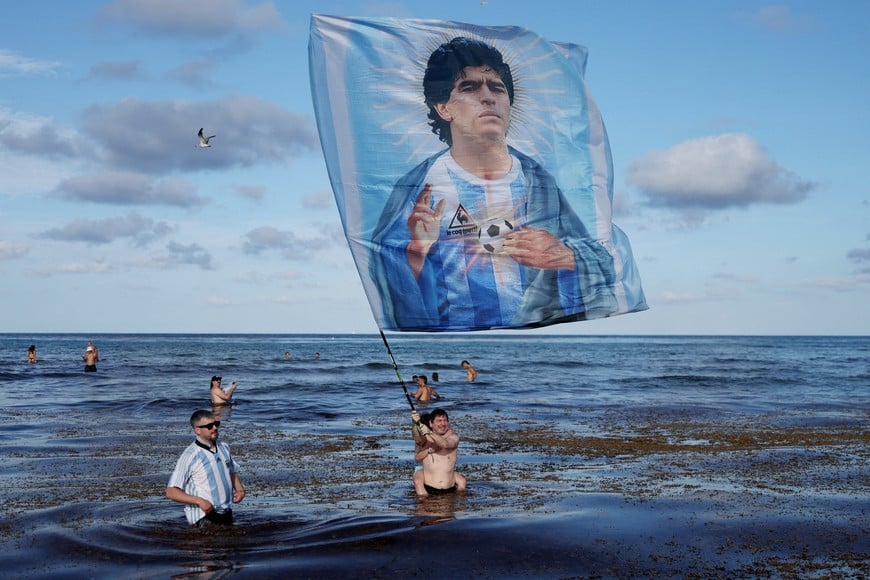 Soccer Football - FIFA World Cup 2026 - Argentina fans gather in Miami - Miami, Florida, U.S. - July 2, 2026
Argentina fans stand in the sea with a flag of Diego Maradona as they gather in Miami ahead of their Round of 32 match tomorrow against Cape Verde REUTERS/Amanda Perobelli TPX IMAGES OF THE DAY