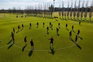 El plantel de Colón, durante el entrenamiento de este jueves en el predio 4 de Junio