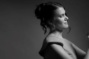 La artista, con el vestido que le realizó Lola Montero para este repertorio. Foto: Gentileza Nacho Gutiérrez Arriberre