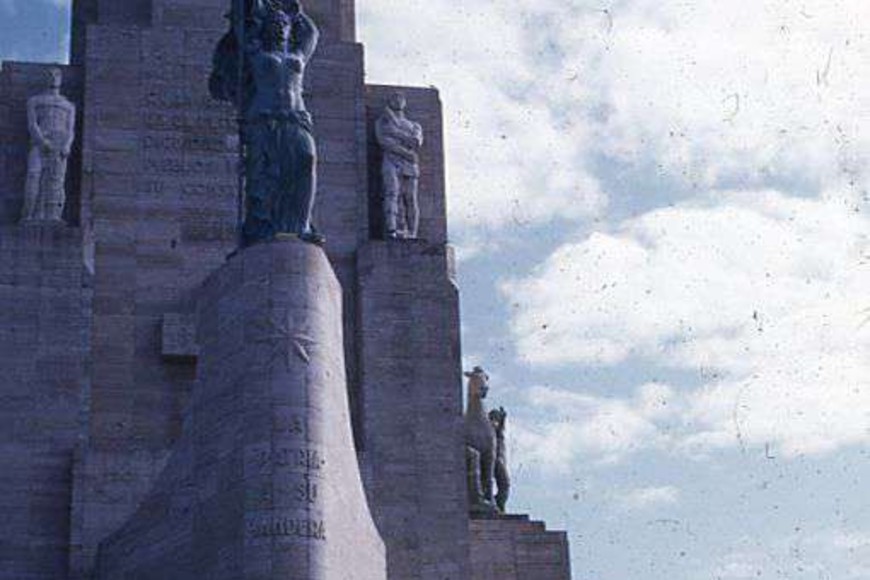 AR-ISHIR-FHH-IMNB-005 monumento ala bandera inauguracion ineditas