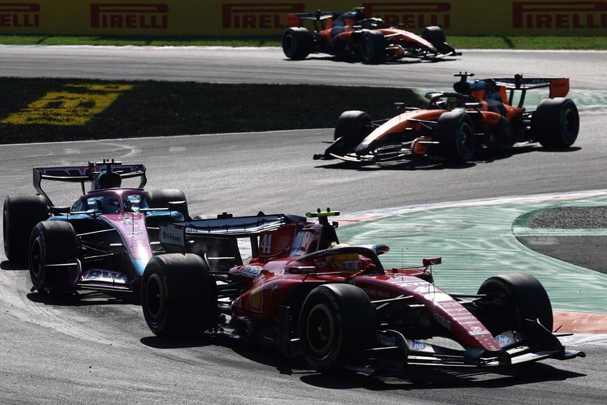 Formula One F1 - Italian Grand Prix - Autodromo Nazionale Monza, Monza, Italy - September 6, 2026
Ferrari's Lewis Hamilton and Alpine's Pierre Gasly in action during the race REUTERS/Jakub Porzycki