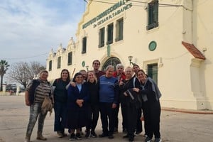Milagros Vicino (primera a la derecha) con un grupo de voluntarios de la Pastoral Carcelaria en la penal de Coronda. Foto: Gentileza UCSF.