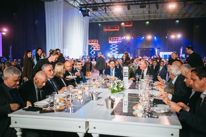 El gobernador entre Rappallini y Martín, en una mesa de alta representatividad público-privada.