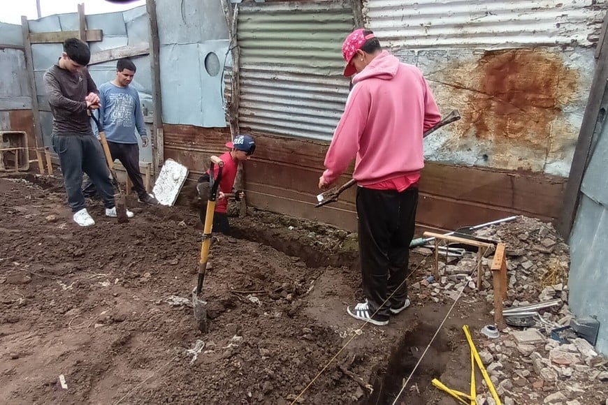 Los cimientos ya están hechos y las paredes llegaron a la altura del dintel. Gentileza